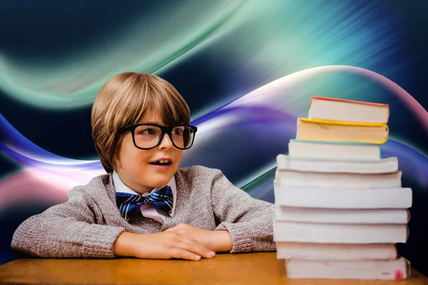 Alumno lindo con pila de libros —  Fotos de Stock