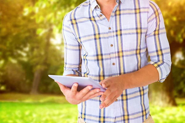 Jeune étudiant utilisant la tablette pc — Photo