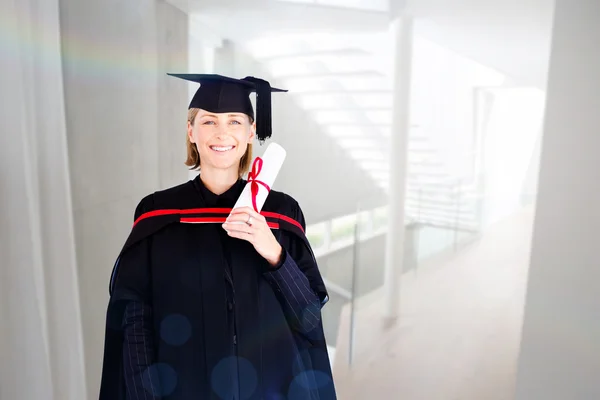 Gelukkig aantrekkelijke afgestudeerde — Stockfoto