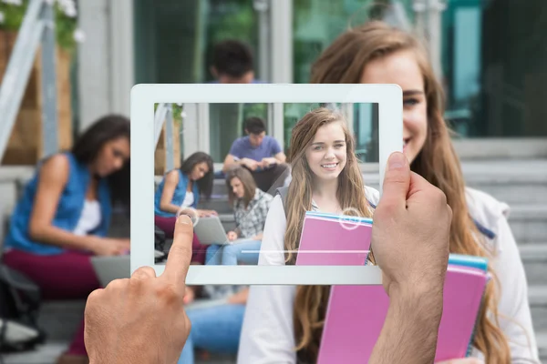 Student zâmbind la cameră — Fotografie, imagine de stoc