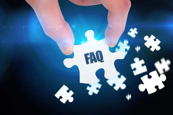 Parola faq e mano che tiene pezzo puzzle — Foto Stock