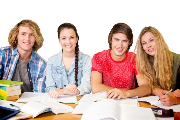 Estudantes universitários fazendo lição de casa na biblioteca — Fotografia de Stock