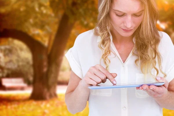 Kobieta stosująca tabletkę pc — Zdjęcie stockowe