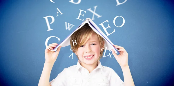 Pupilar bonito que prende livros — Fotografia de Stock