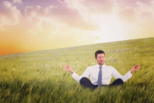 Бизнесмен медитирует в позе лотоса — стоковое фото