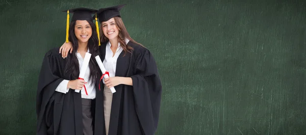 Dos mujeres abrazándose. — Foto de Stock