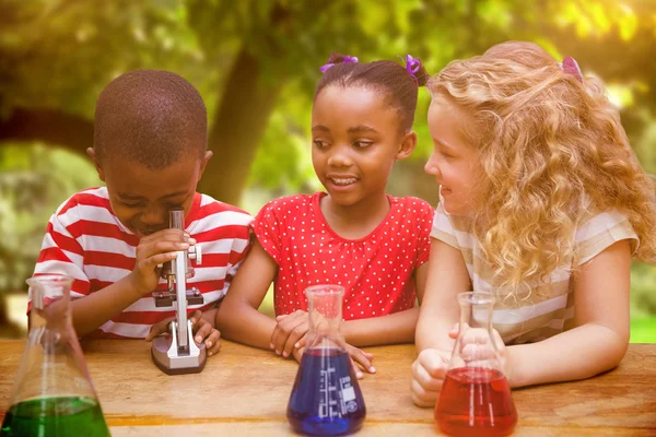 Schüler schaut durchs Mikroskop — Stockfoto