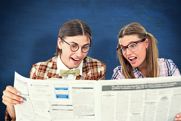 Geeky Hipster Zeitung lesen — Stockfoto