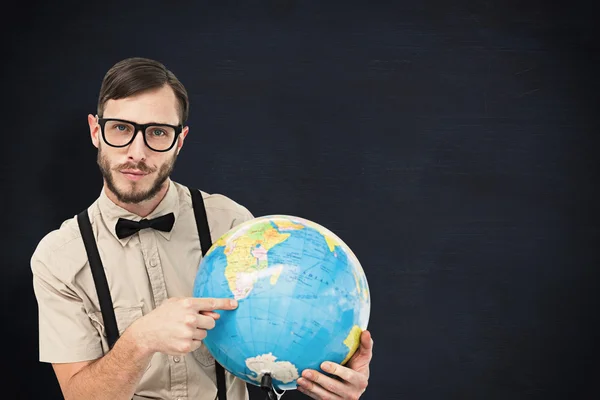 Hipster geek che tiene un globo — Foto Stock