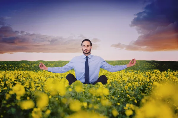 Empresario en traje sentado en pose de loto — Foto de Stock