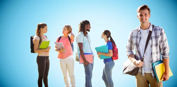 Gelukkig studenten buiten op de campus — Stockfoto