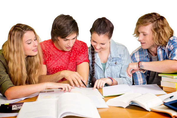 Alunos fazendo lição de casa na biblioteca — Fotografia de Stock