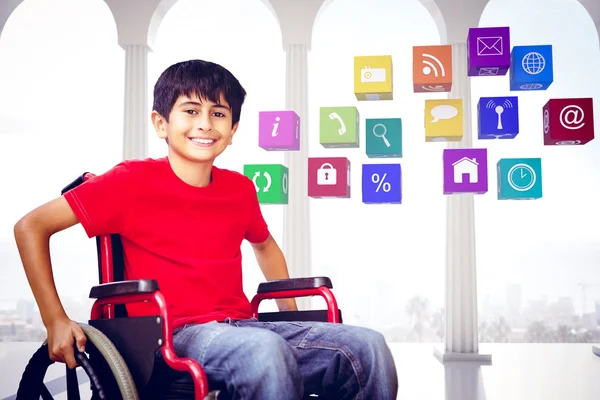 Chłopiec siedzi na wózku inwalidzkim — Zdjęcie stockowe