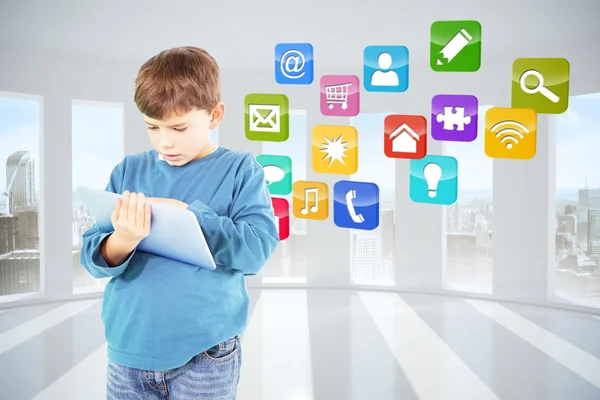 Schattige jongen met behulp van digitale Tablet PC — Stockfoto