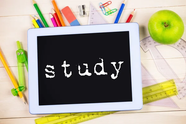 Word studie tegen studenten Tablet PC — Stockfoto