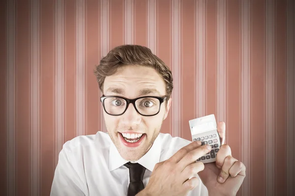 Geeky hombre de negocios usando una calculadora — Foto de Stock