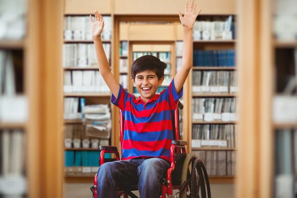 Garçon en fauteuil roulant dans le couloir scolaire — Photo