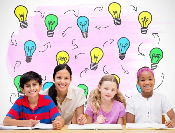 Schöne Lehrerin hilft Schülern in Bibliothek — Stockfoto