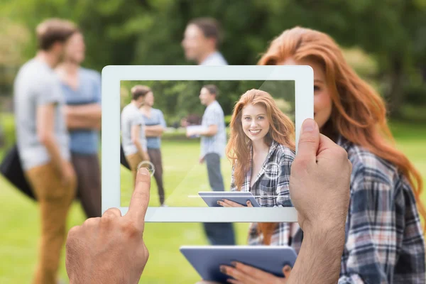 Imagen compuesta de la mano que sostiene la tableta pc —  Fotos de Stock