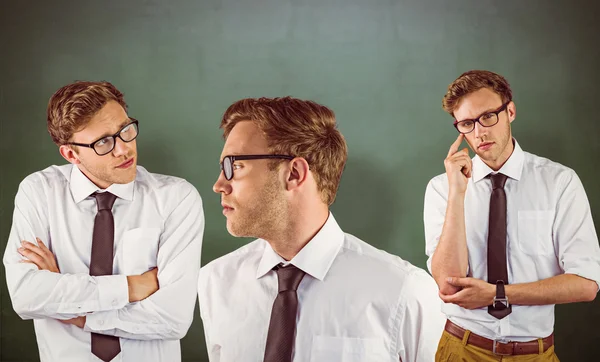 Denken nerd tegen schoolbord — Stockfoto