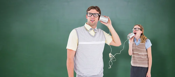 Casal hipster falando com lata pode telefone — Fotografia de Stock