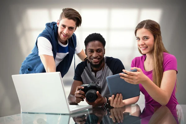 Verksamhet team titta på digital tablet — Stockfoto