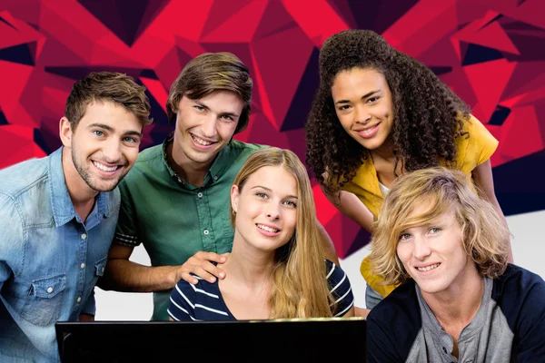 Студенты с помощью компьютера — стоковое фото