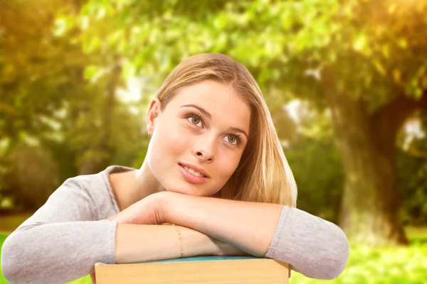 Étudiants étudiant contre les arbres — Photo