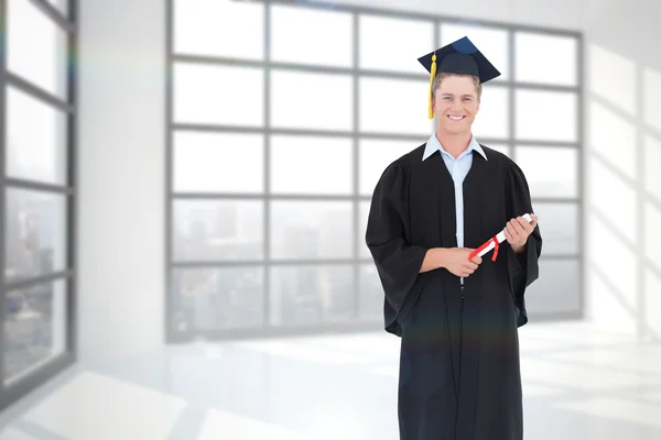 Männlicher Absolvent mit seinem Abschluss in der Hand — Stockfoto