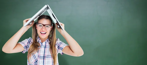 Hipster hålla sin laptop över hennes huvud — Stockfoto