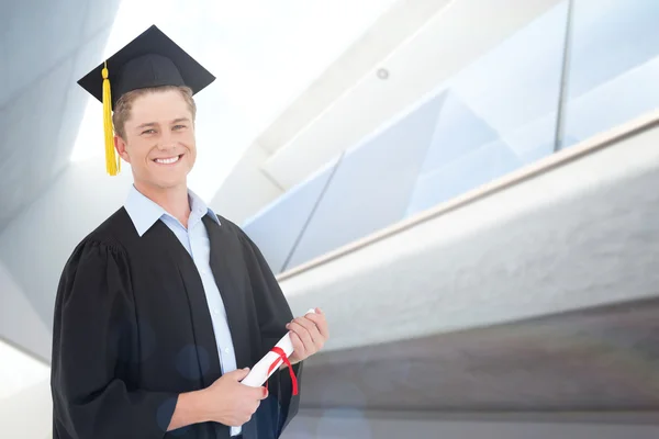 Lächelnder Mann mit Abschluss in der Hand — Stockfoto