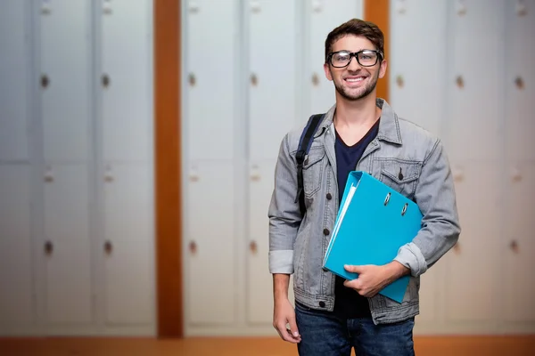 Estudante sorrindo para a câmera na biblioteca — Fotografia de Stock