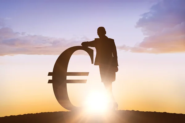 Silhouette accanto al simbolo dell'euro — Foto Stock