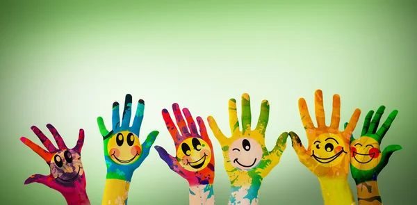 Τα χέρια με πολύχρωμο γελαστά πρόσωπα — Φωτογραφία Αρχείου