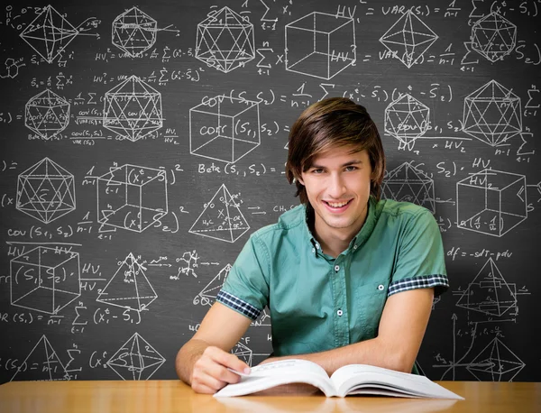 Student siedząc w biblioteka czytanie — Zdjęcie stockowe