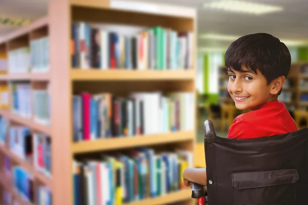 Мальчик сидит в инвалидной коляске в школе — стоковое фото