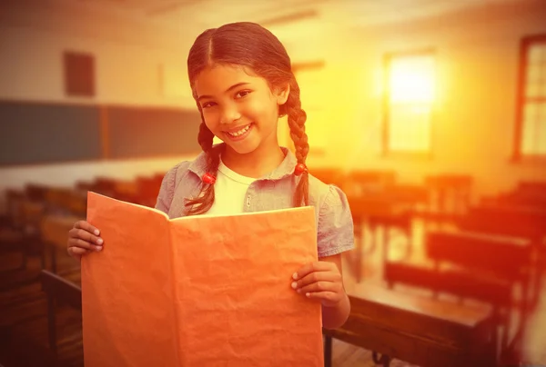 Žák se usmívá na kameru během třída — Stock fotografie