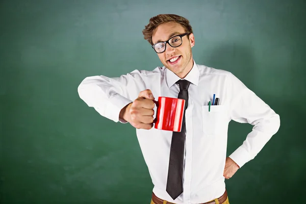 Geeky hombre de negocios sosteniendo taza — Foto de Stock