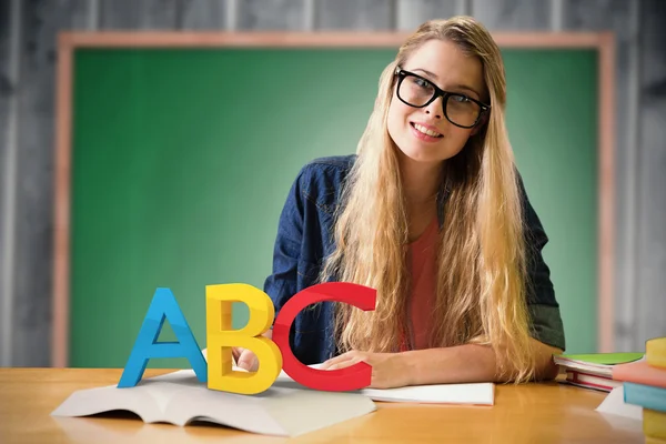 Estudante que estuda na biblioteca — Fotografia de Stock