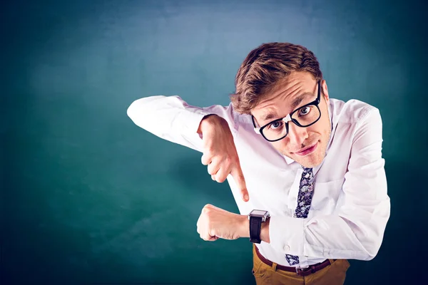 Geeky Geschäftsmann zeigt auf Uhr — Stockfoto