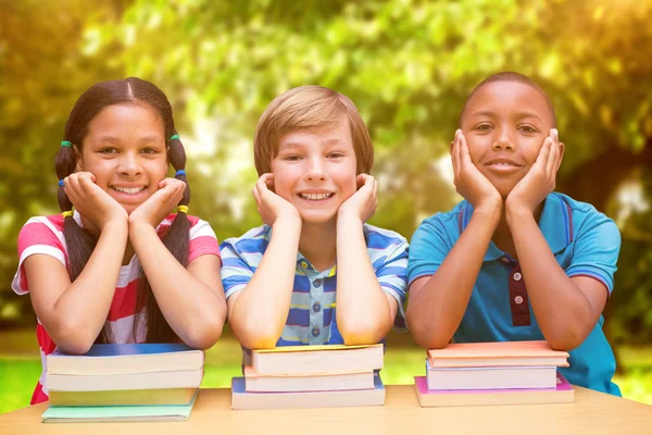 Leerlingen kijken naar camera in bibliotheek — Stockfoto