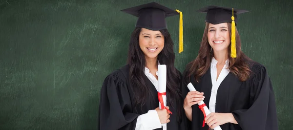 Deux amis se tiennent ensemble après avoir obtenu leur diplôme — Photo