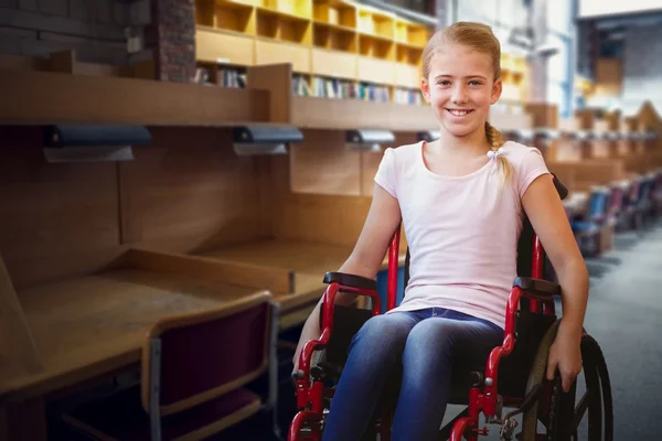 Menina sentada em cadeira de rodas — Fotografia de Stock
