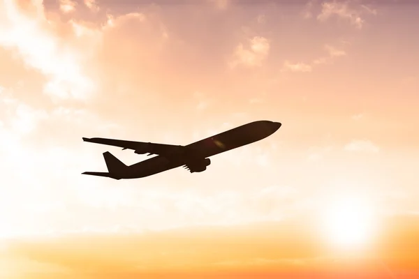 Графический самолет против сияния солнца — стоковое фото