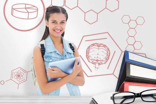 Student hält Tablet-PC in der Hand — Stockfoto