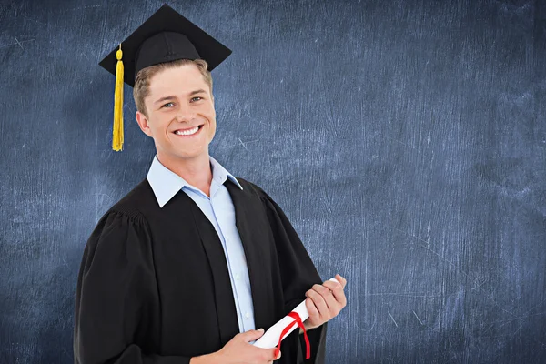 Homme souriant avec un diplôme dans la main — Photo