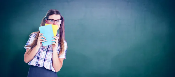 Hipster versteckt ihr Gesicht hinter Notizblock — Stockfoto