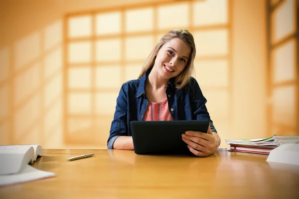 Student studying in the library — Stock Photo, Image