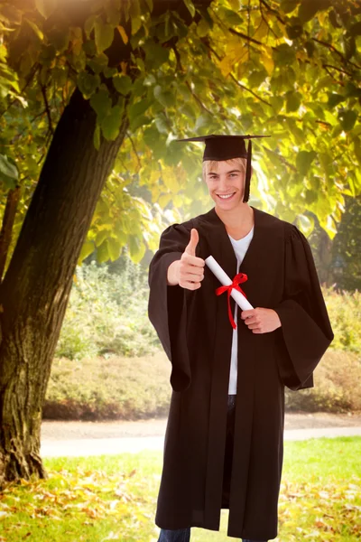Heureux adolescent guy célébration graduation — Photo