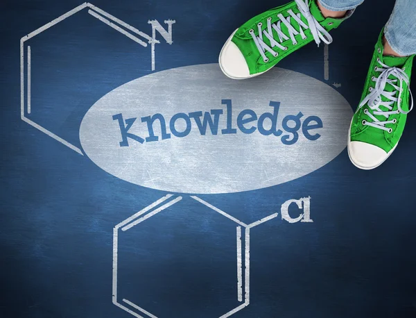 Het woord kennis en casual schoenen — Stockfoto